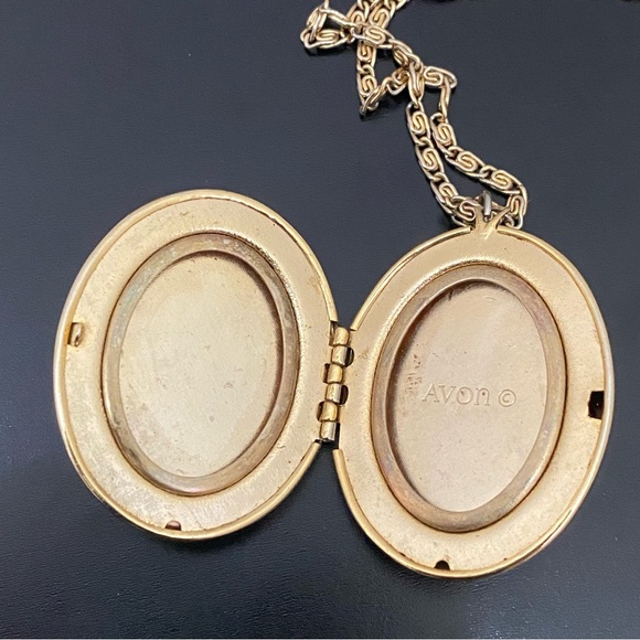 Vintage AVON Gold-tone Oval Floral Faux Pearl Locket Pendant 24” Necklace 33g - Picture 14 of 16